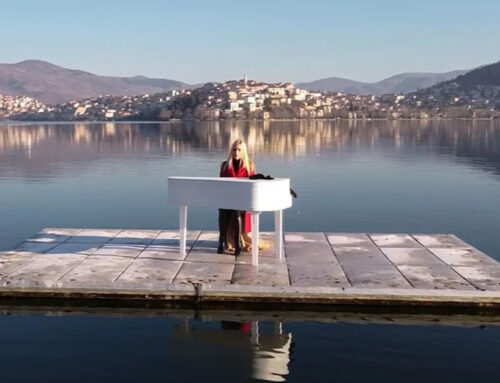 Το promo video της «ιπτάμενης πιανίστριας» Έλενας Ξυδιά στη λίμνη της Καστοριάς, κλέβει τις εντυπώσεις!